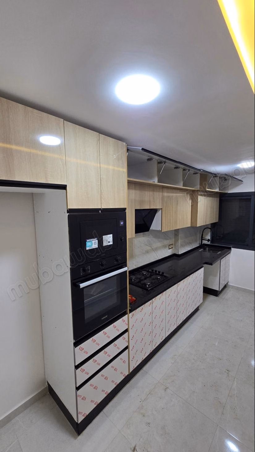 Impresionante apartamento en venta en Martil. 2 habitaciones grandes. Entorno tranquilo con vista a la montaña, puerta blindada