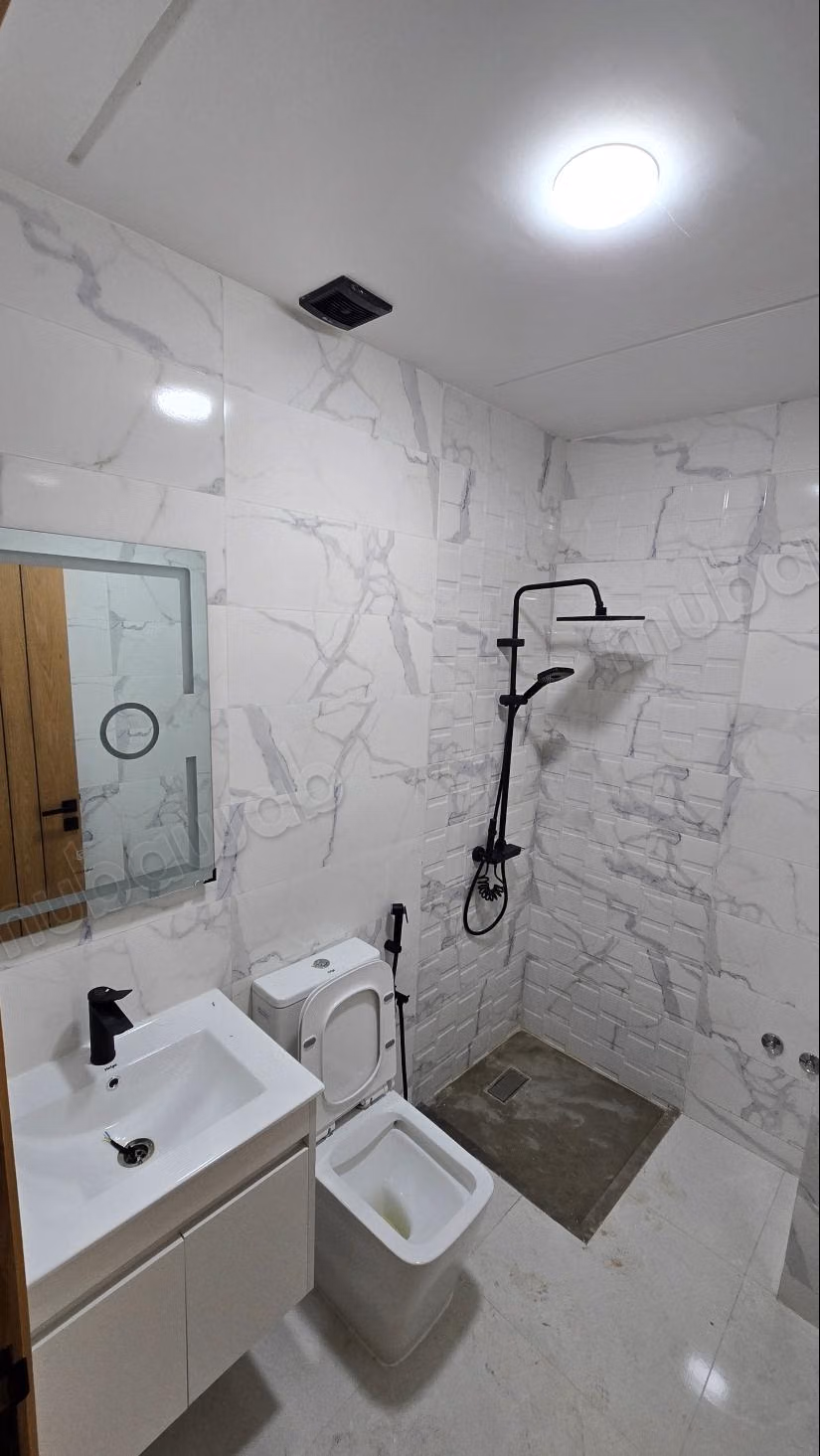 Impresionante apartamento en venta en Martil. 2 habitaciones grandes. Entorno tranquilo con vista a la montaña, puerta blindada