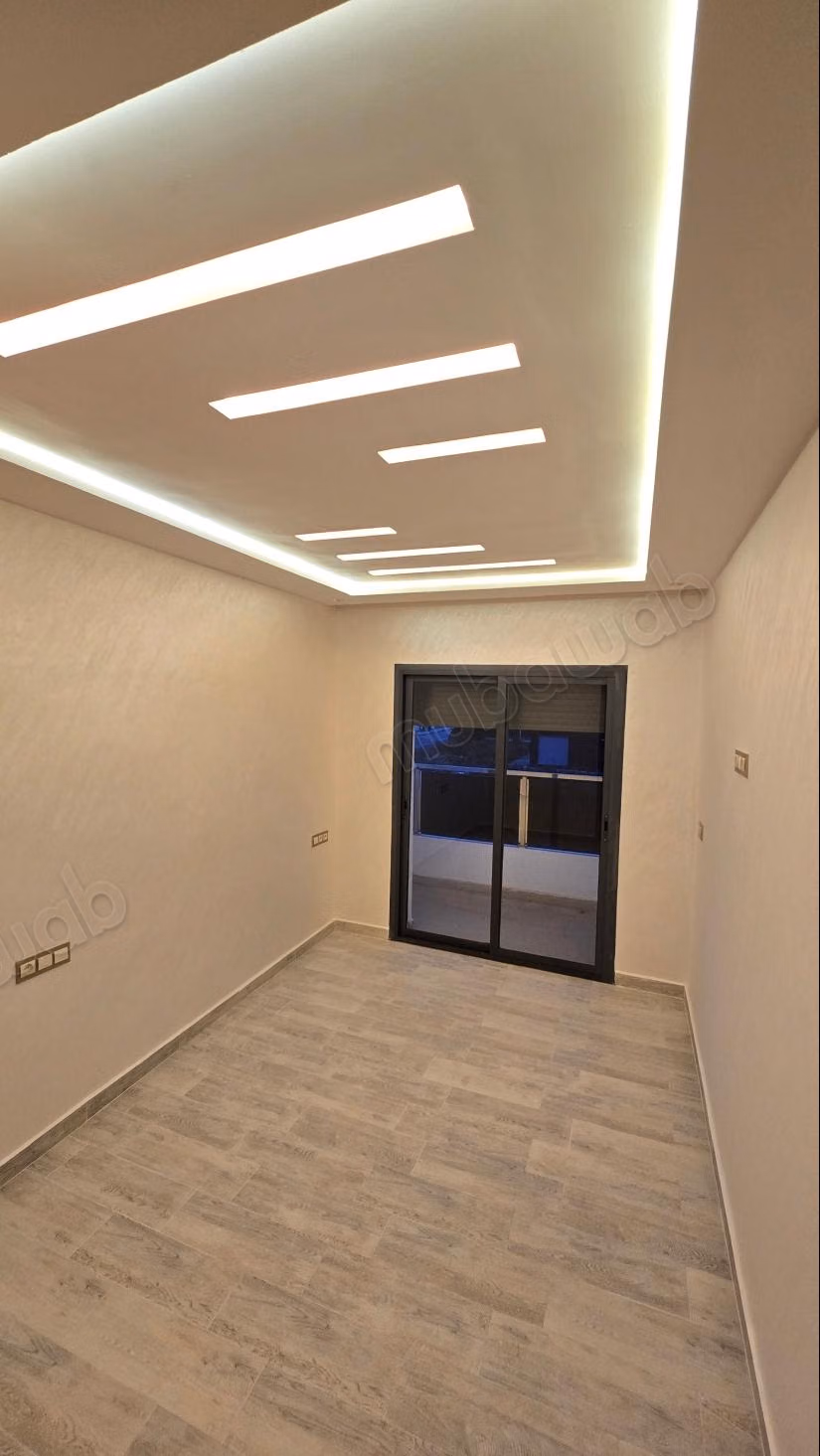 Impresionante apartamento en venta en Martil. 2 habitaciones grandes. Entorno tranquilo con vista a la montaña, puerta blindada