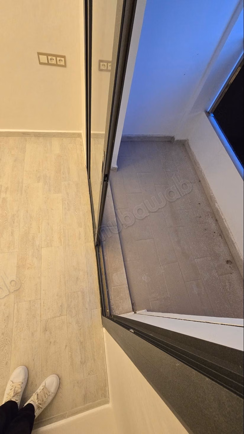 Impresionante apartamento en venta en Martil. 2 habitaciones grandes. Entorno tranquilo con vista a la montaña, puerta blindada