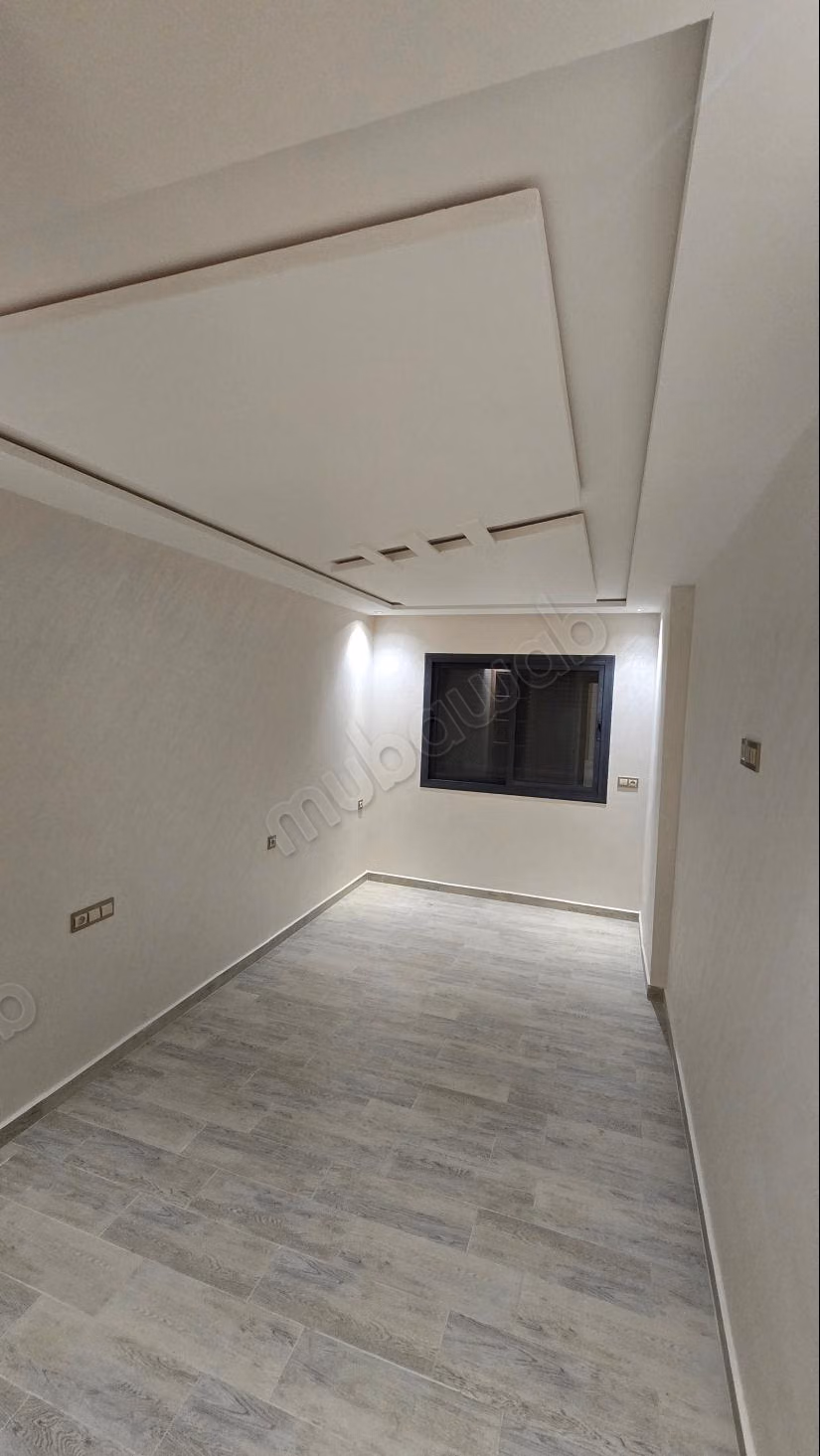 Impresionante apartamento en venta en Martil. 2 habitaciones grandes. Entorno tranquilo con vista a la montaña, puerta blindada