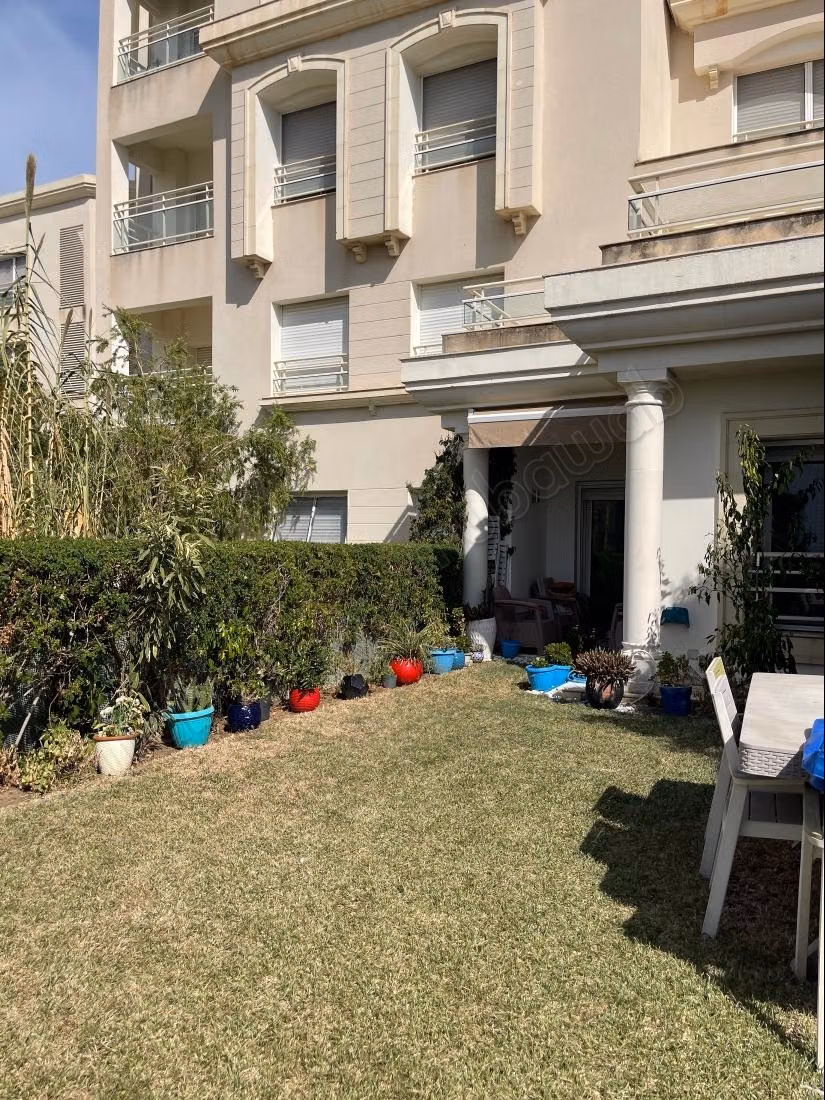 For rent an S1 apartment with garden by the lake