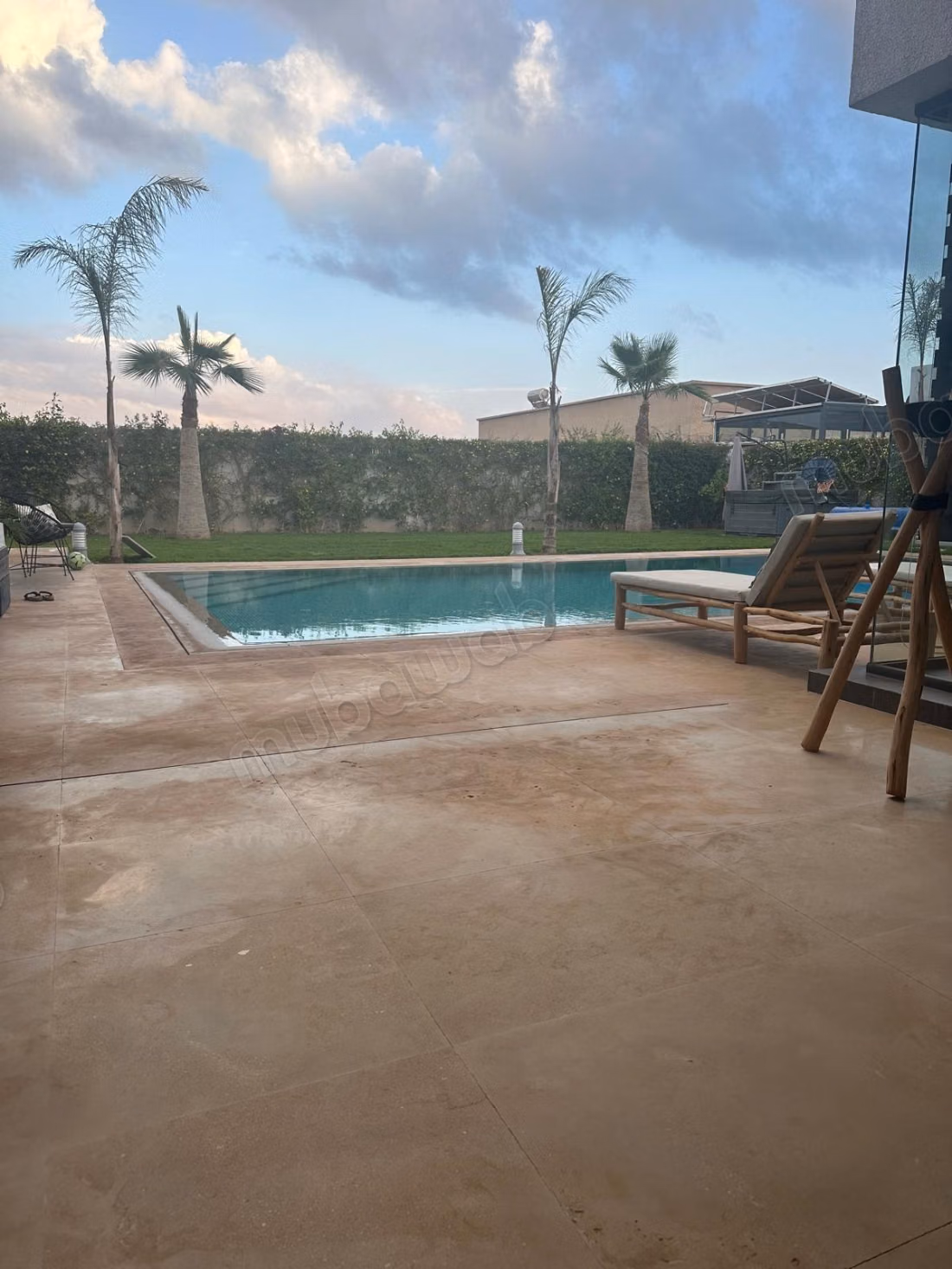 Vente villa de luxe à Route de Ouarzazate.
Superficie 300 m².
Meublé