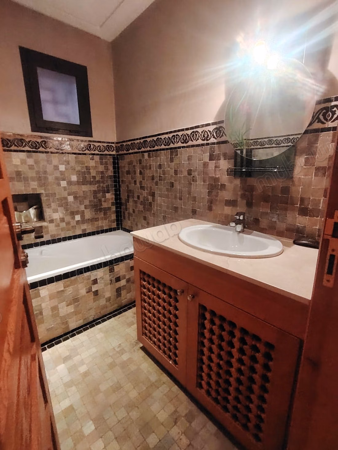 Appartement à vendre à Route de Casablanca. 
3 pièces. 
Piscine, climatisation