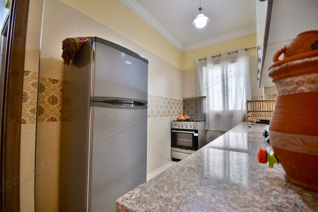Appartement en location à Hay Mabrouka.
Superficie 60 m².
Meublé