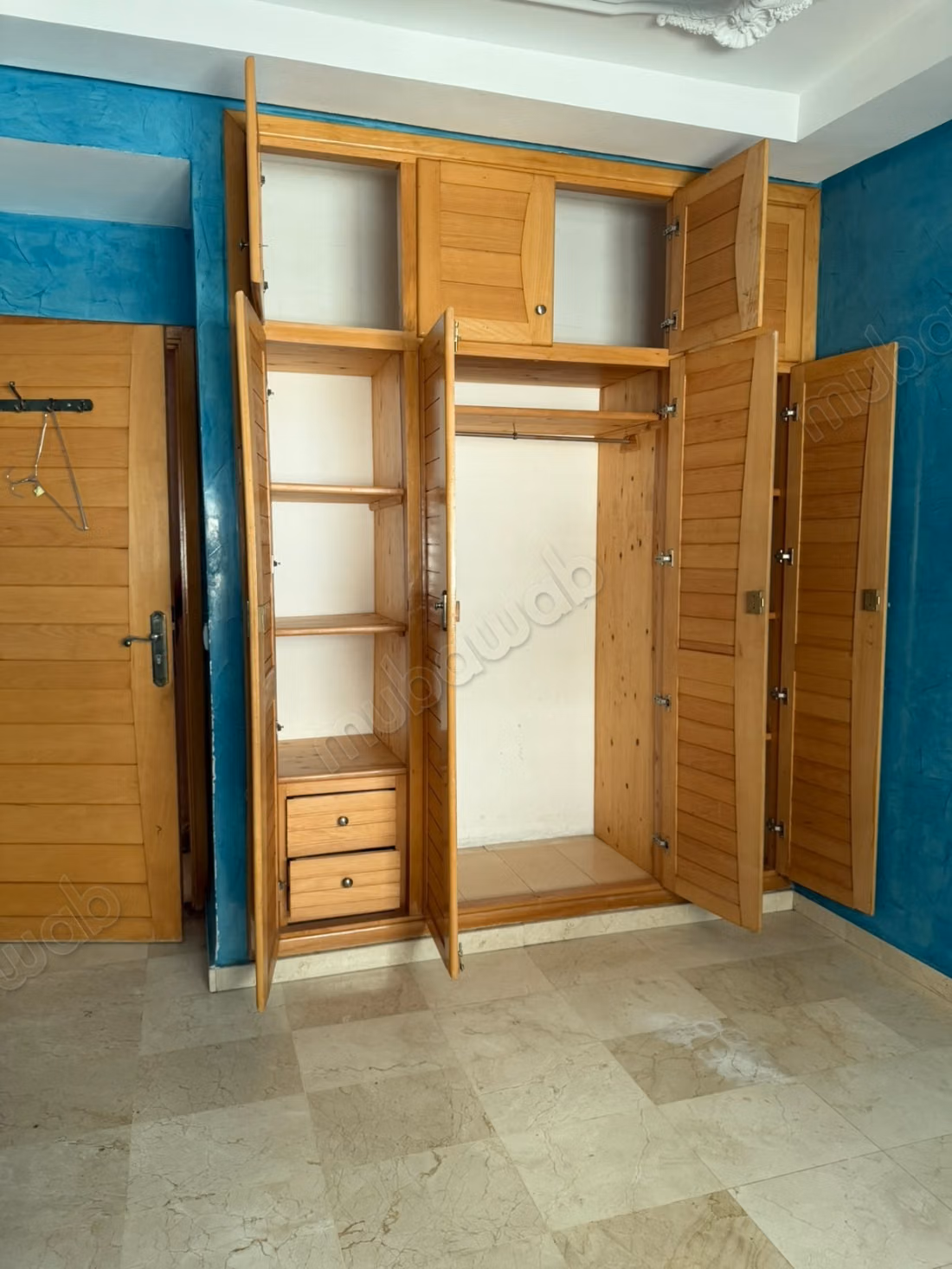 Superbe appartement à vendre à Al-Wifaq. 5 pièces confortables. Double vitrage et porte solide