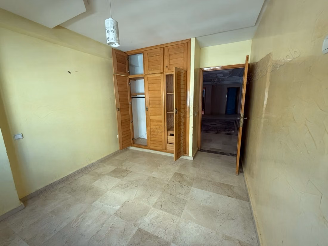 Superbe appartement à vendre à Al-Wifaq. 5 pièces confortables. Double vitrage et porte solide