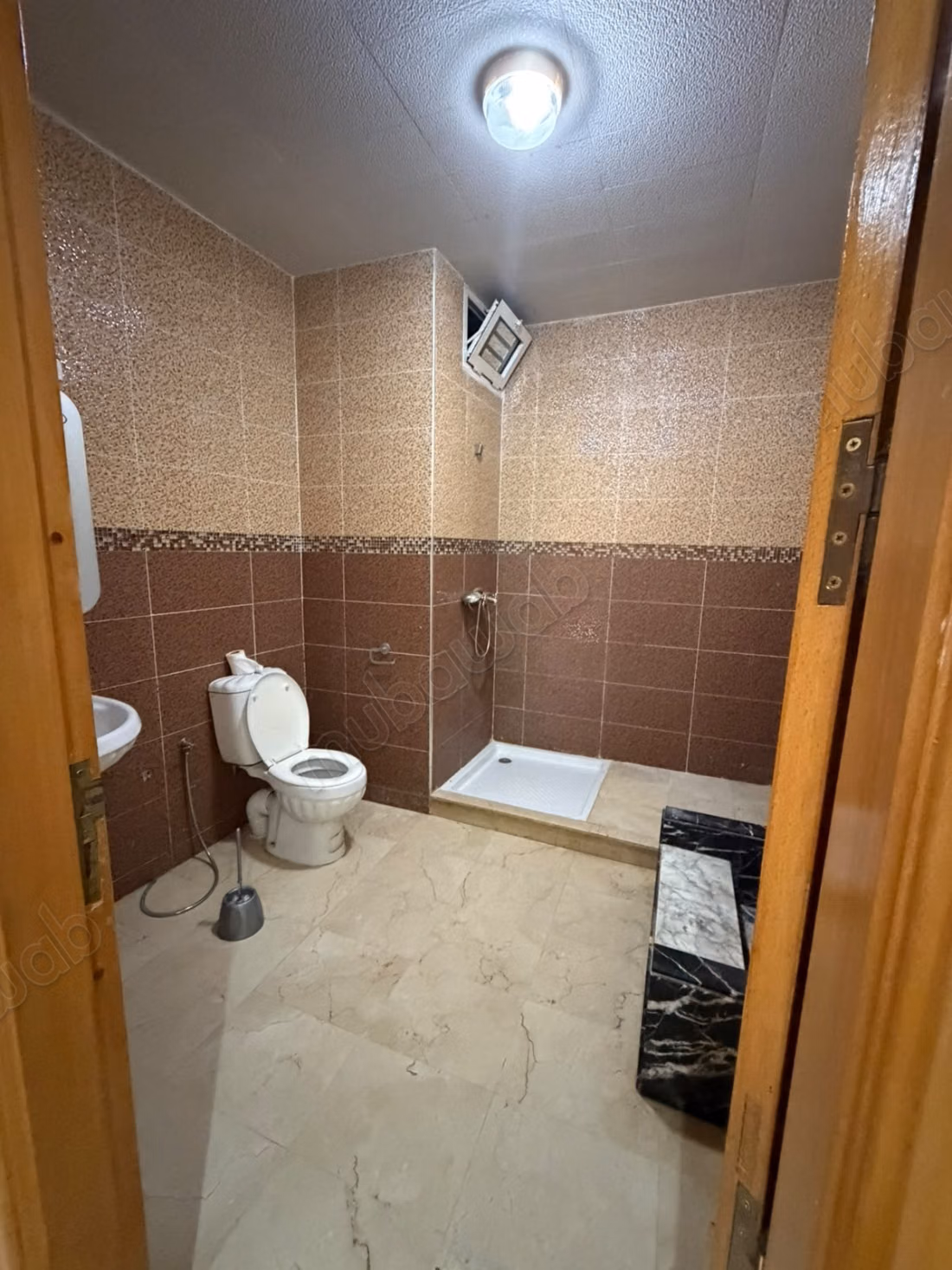 Superbe appartement à vendre à Al-Wifaq. 5 pièces confortables. Double vitrage et porte solide