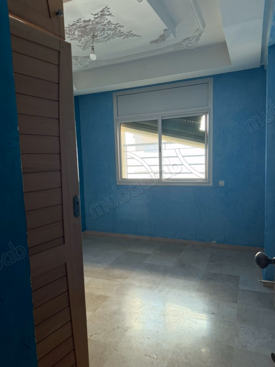Superbe appartement à vendre à Al-Wifaq. 5 pièces confortables. Double vitrage et porte solide
