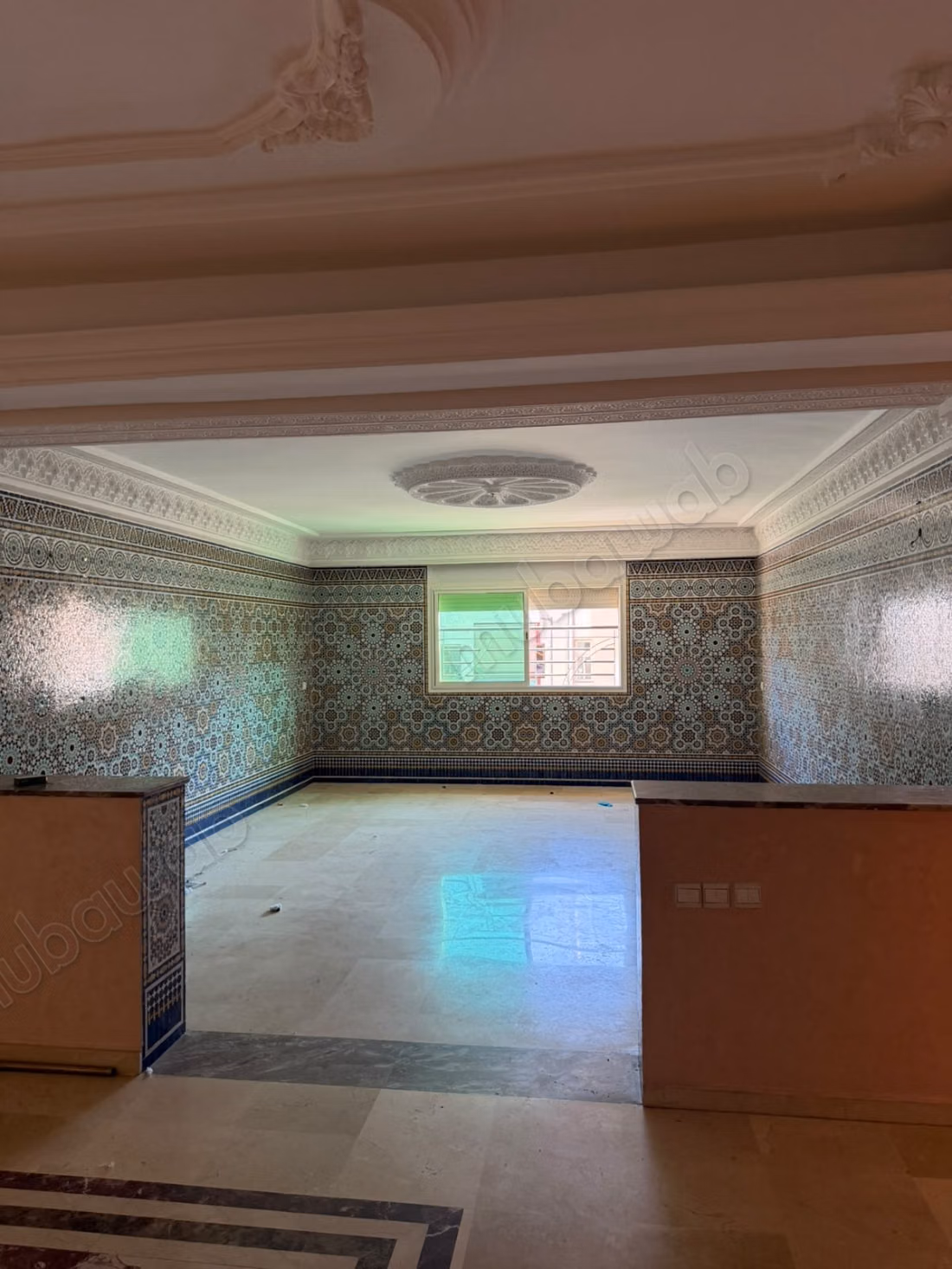Superbe appartement à vendre à Al-Wifaq. 5 pièces confortables. Double vitrage et porte solide