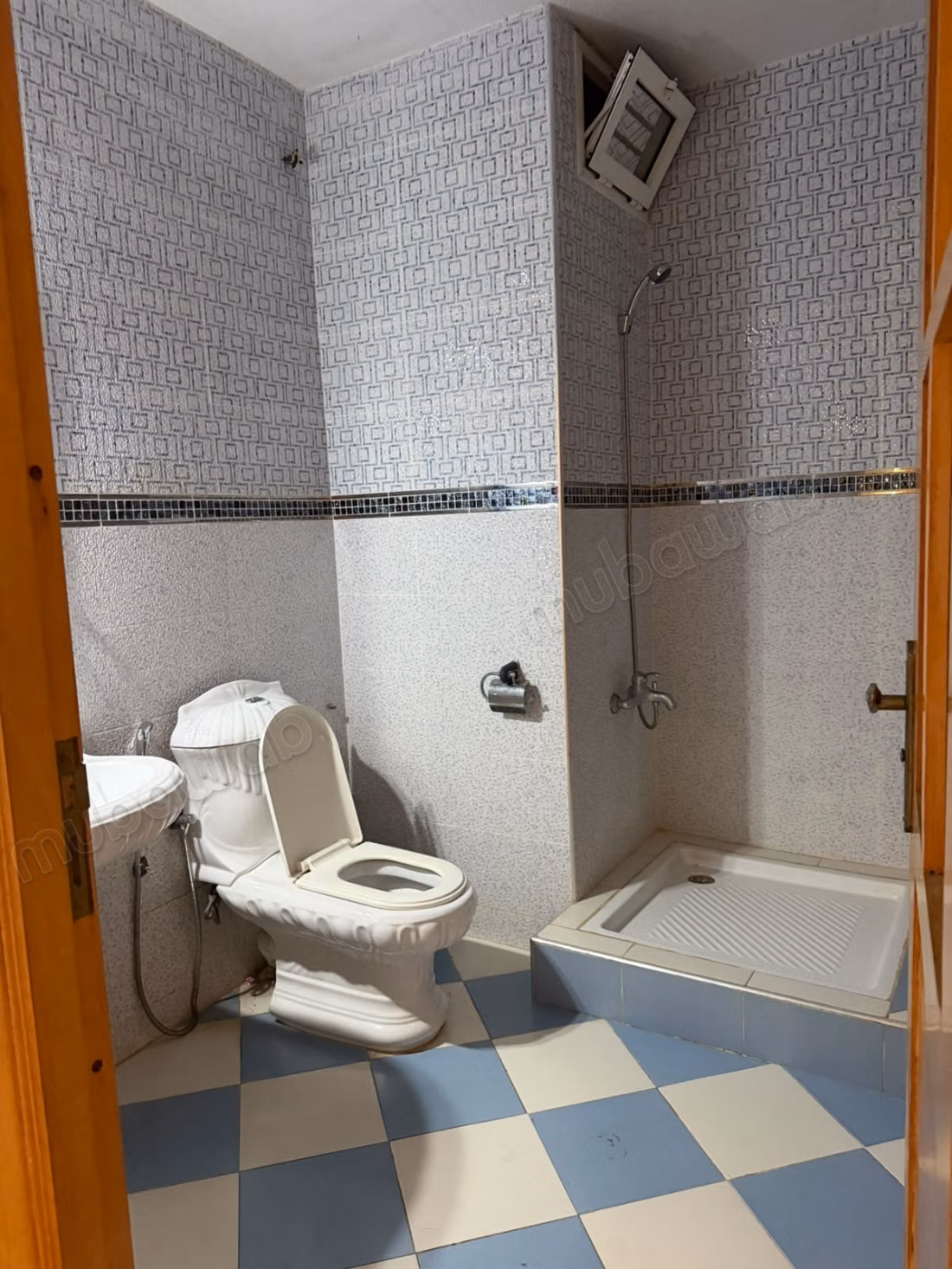 Superbe appartement à vendre à Al-Wifaq. 5 pièces confortables. Double vitrage et porte solide