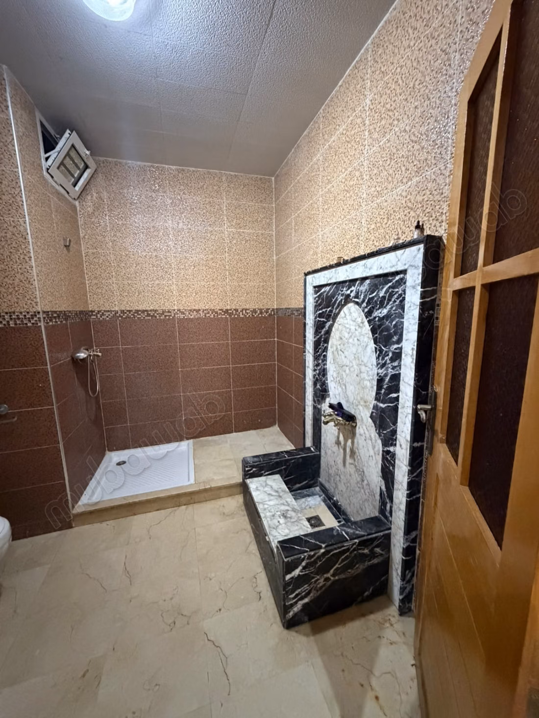 Superbe appartement à vendre à Al-Wifaq. 5 pièces confortables. Double vitrage et porte solide