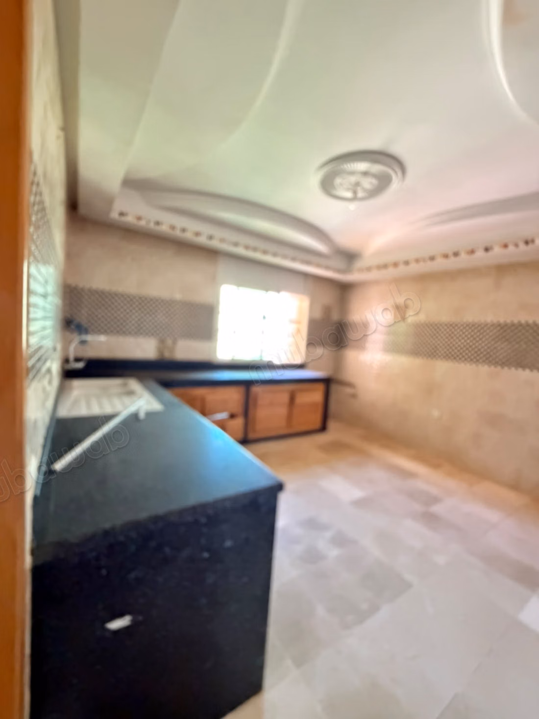 Superbe appartement à vendre à Al-Wifaq. 5 pièces confortables. Double vitrage et porte solide