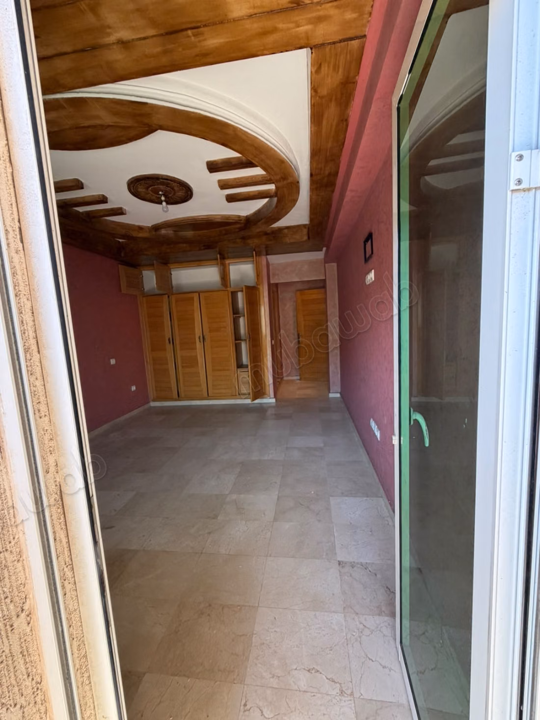 Superbe appartement à vendre à Al-Wifaq. 5 pièces confortables. Double vitrage et porte solide