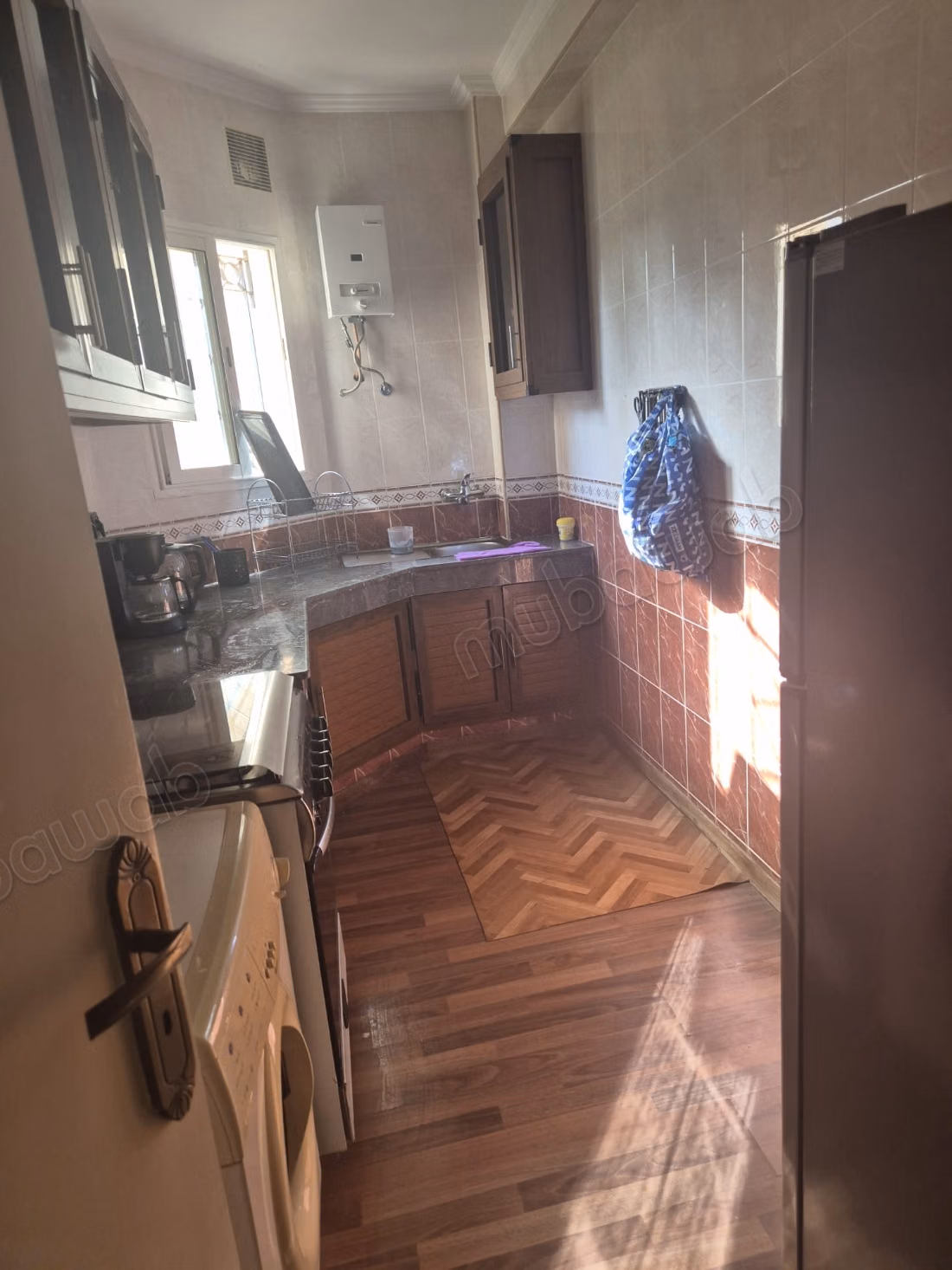 Superbe appartement à vendre à Al-Wifaq. Superficie 65 m². Porte solide, résidence sécurisée
