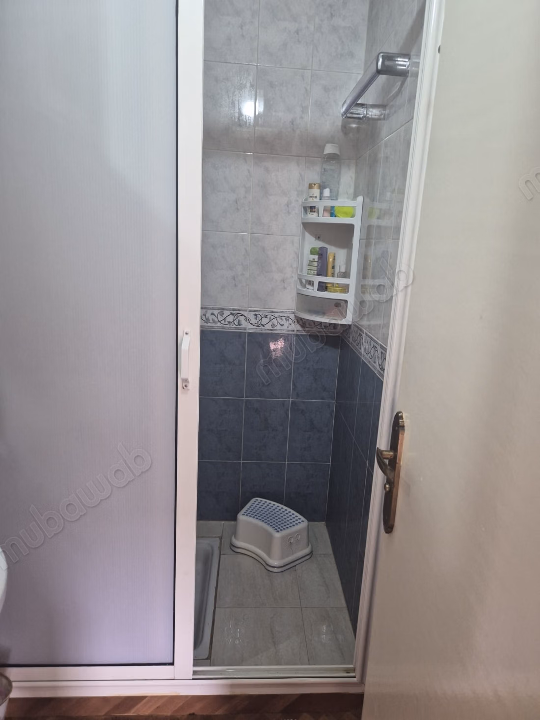 Superbe appartement à vendre à Al-Wifaq. Superficie 65 m². Porte solide, résidence sécurisée