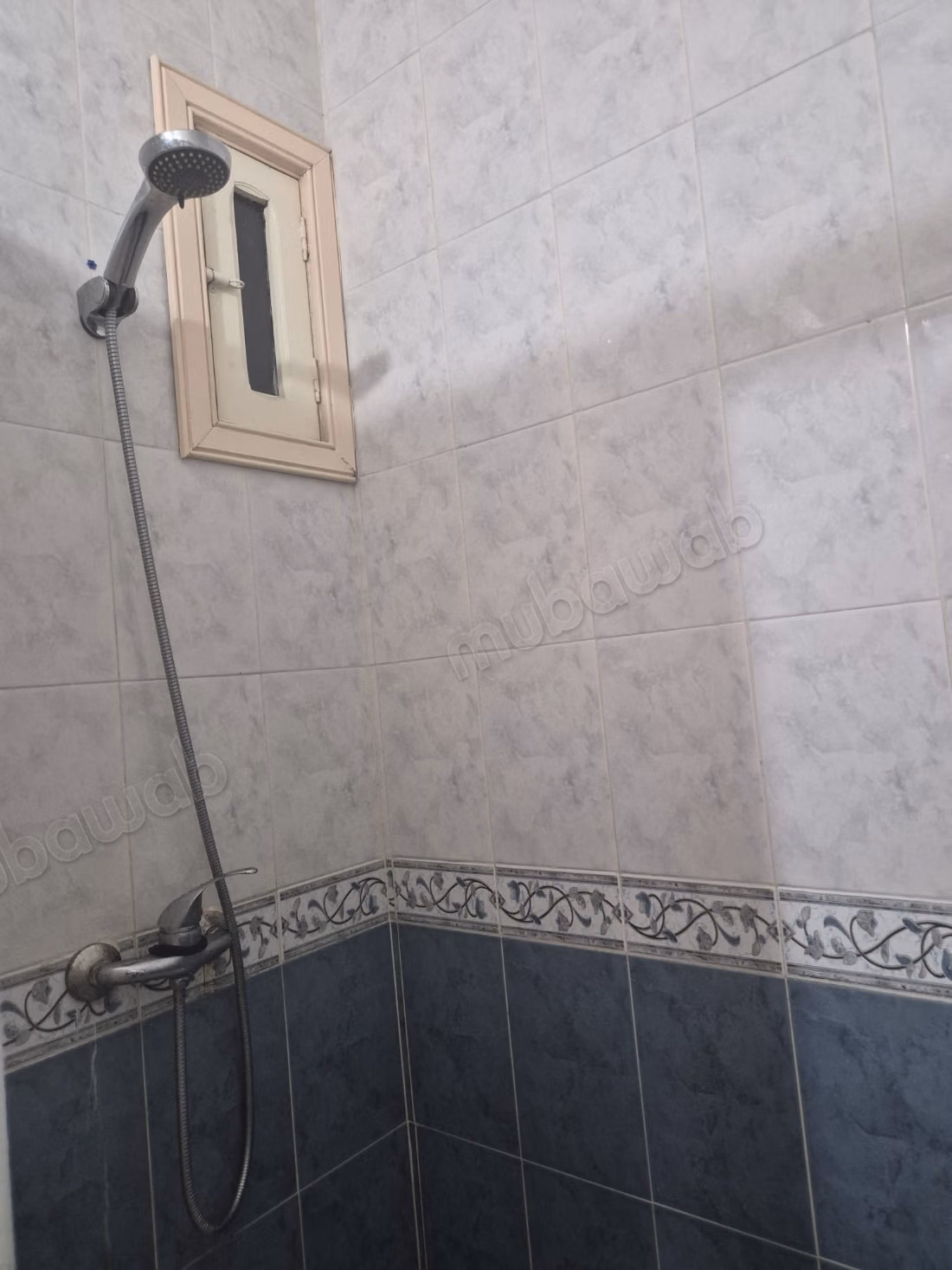 Superbe appartement à vendre à Al-Wifaq. Superficie 65 m². Porte solide, résidence sécurisée