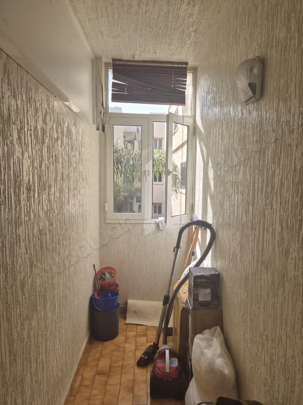 Superbe appartement à vendre à Al-Wifaq. Superficie 65 m². Porte solide, résidence sécurisée
