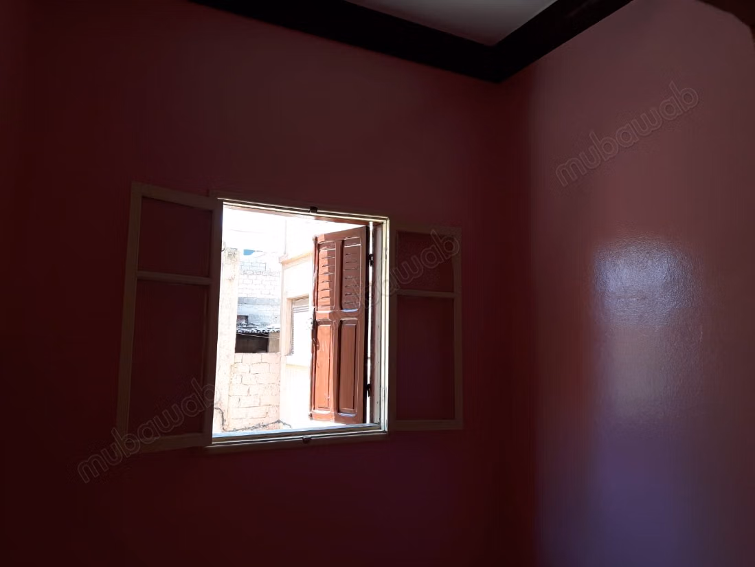 Vend appartement à Khouribga. 
6 grandes pièces. 
Salon Marocain