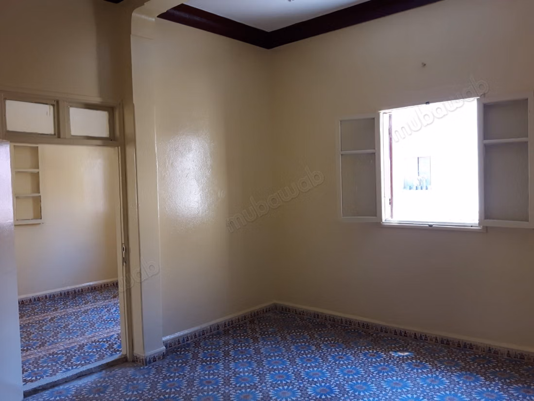 Vend appartement à Khouribga. 
6 grandes pièces. 
Salon Marocain