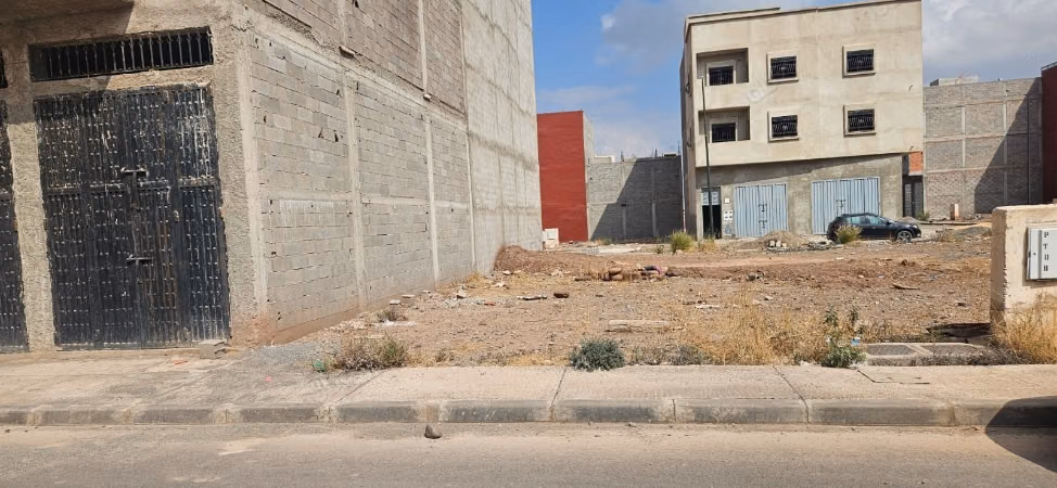 Achat de terrain à Route Amizmiz.
Superficie 94 m²