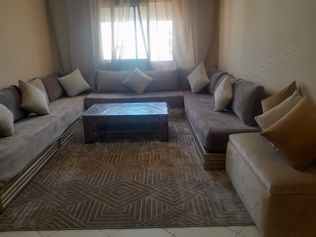 Huur van een appartement in het toeristische gebied. Totale oppervlakte 100 m². Gemeubileerd