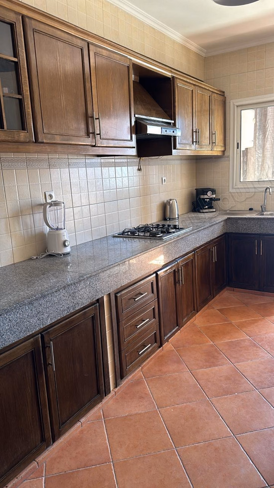 Huur van een appartement in het toeristische gebied. Totale oppervlakte 100 m². Gemeubileerd