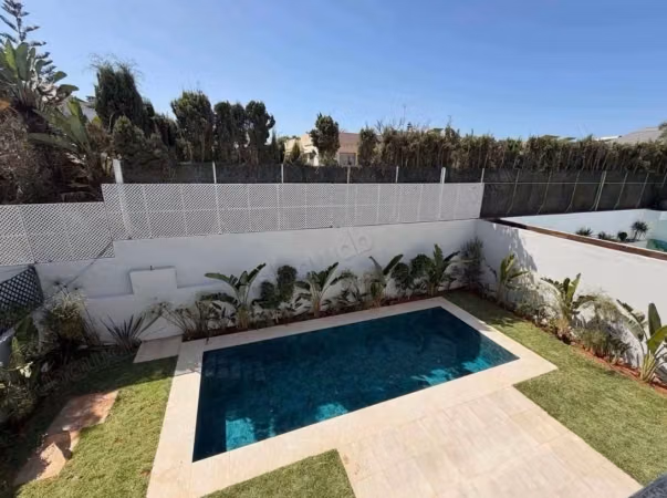 Magnificent villa for rent in Longchamps Hay Al Hanâa. 4 beautiful bedrooms. Parking spaces and garden