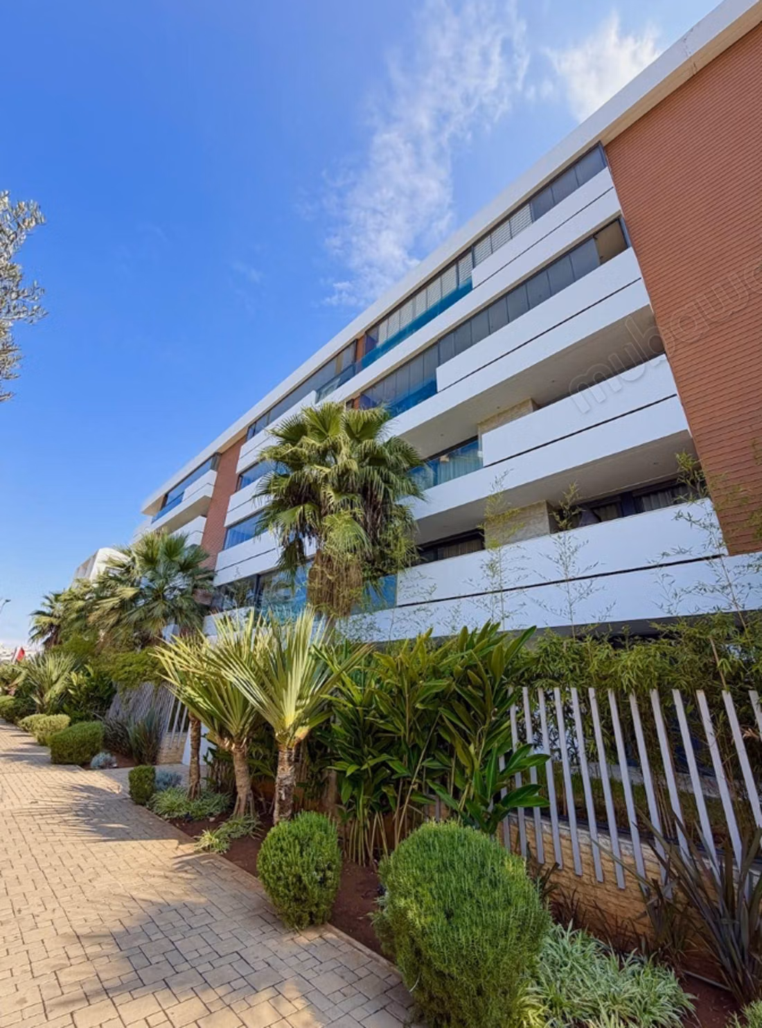 Superbe appartement haut standing avec jardin