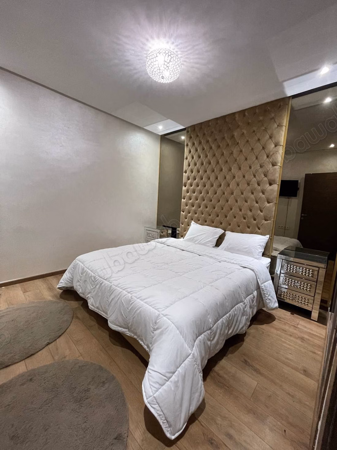 Location saisonnière à Ville Nouvelle. 
2 chambres agréables. 
Fenêtres avec double vitrage et porte blindée