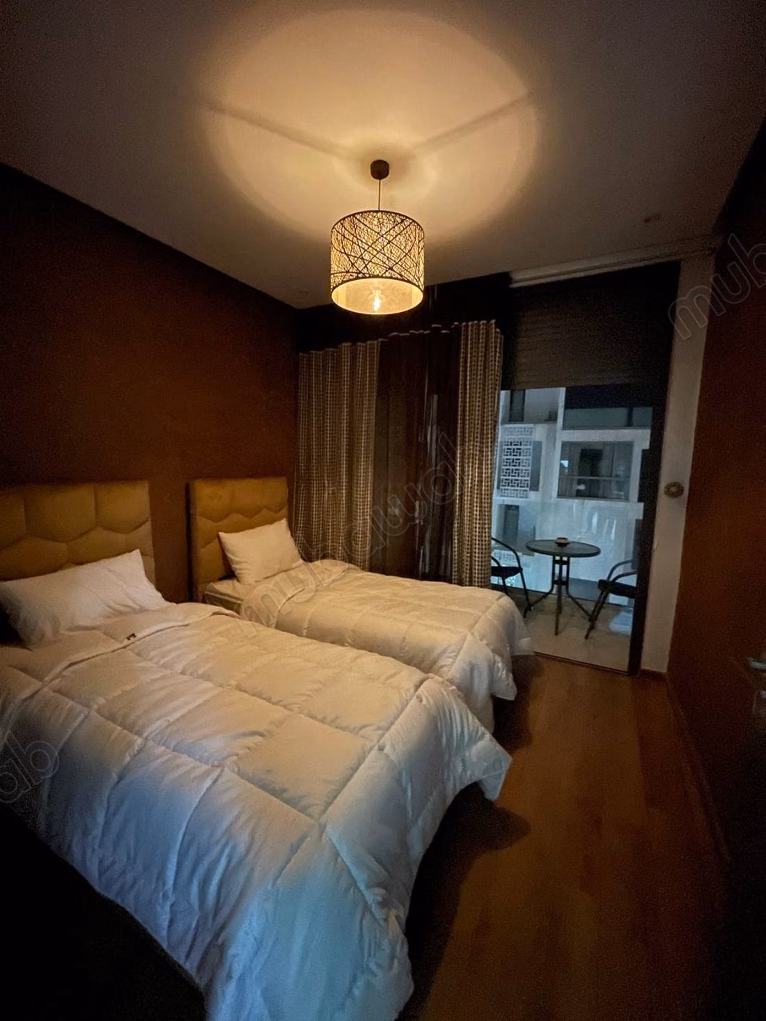Location saisonnière à Ville Nouvelle. 
2 chambres agréables. 
Fenêtres avec double vitrage et porte blindée