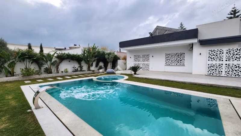 Villa S4 avec piscine et studio S1 à Boumhel
