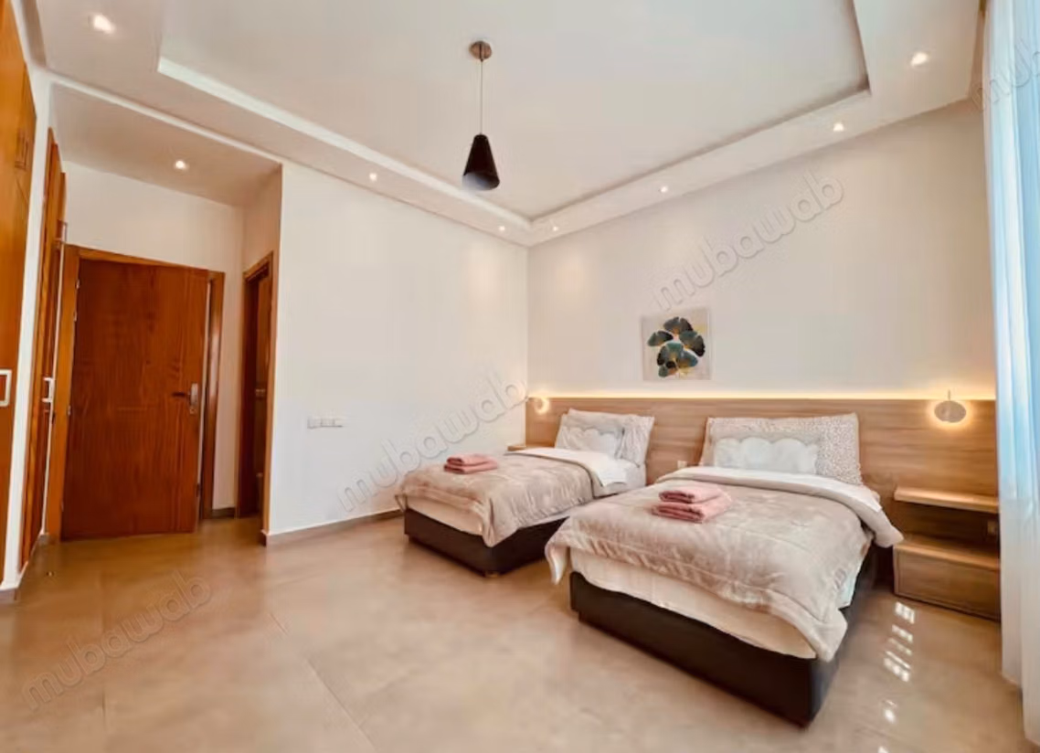 Maison de luxe à louer à Val d'or. 
3 chambres. 
Meublé