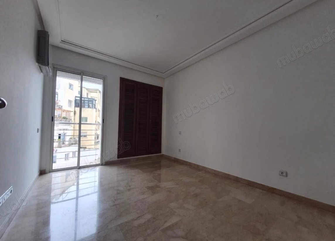 Appartement à louer à Racine. 
Superficie 190 m². 
Ascenseur et places de parking