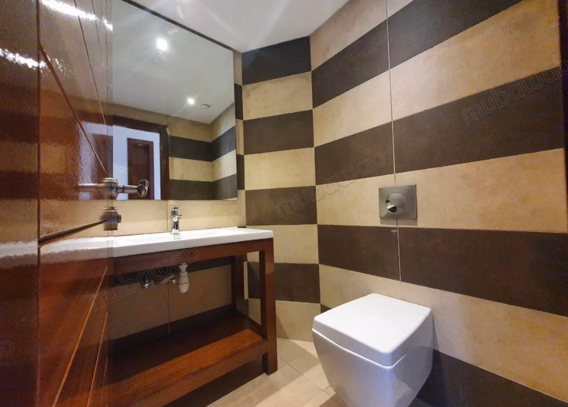 Appartement à louer à Racine. 
Superficie 190 m². 
Ascenseur et places de parking