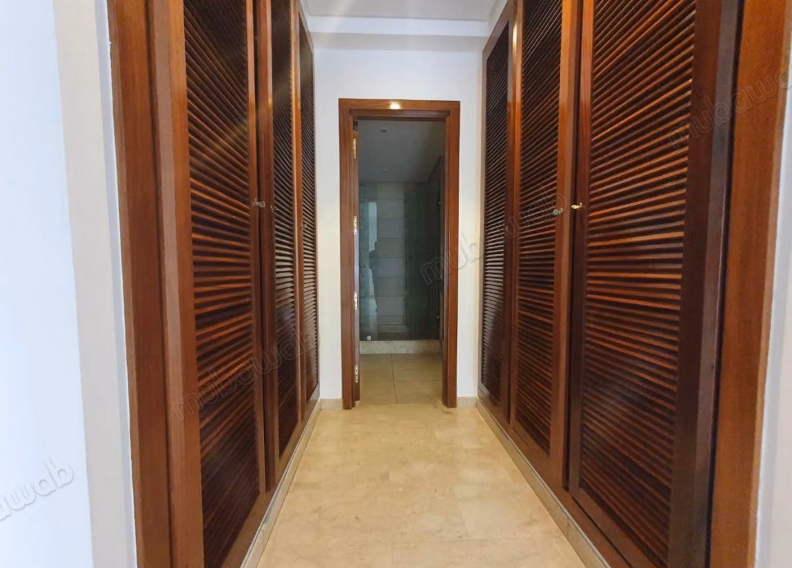 Appartement à louer à Racine. 
Superficie 190 m². 
Ascenseur et places de parking
