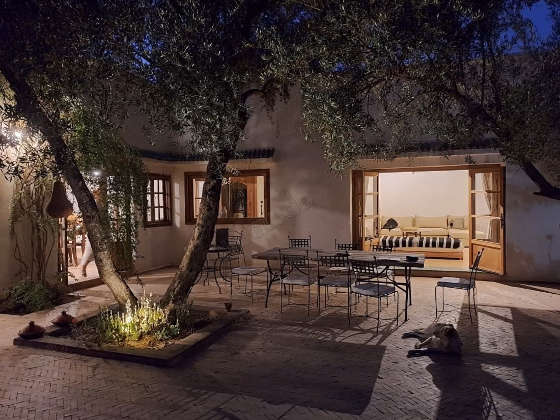 Maison de luxe à louer à Route de Fez.
Surface totale 2400 m².
Meublé