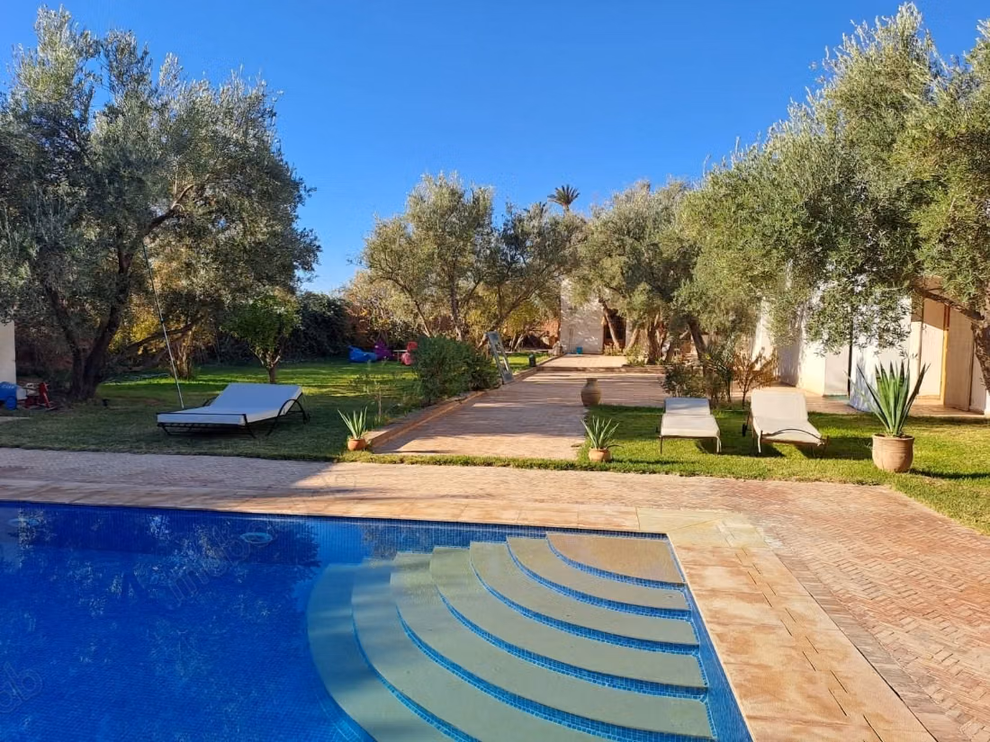Maison de luxe à louer à Route de Fez.
Surface totale 2400 m².
Meublé