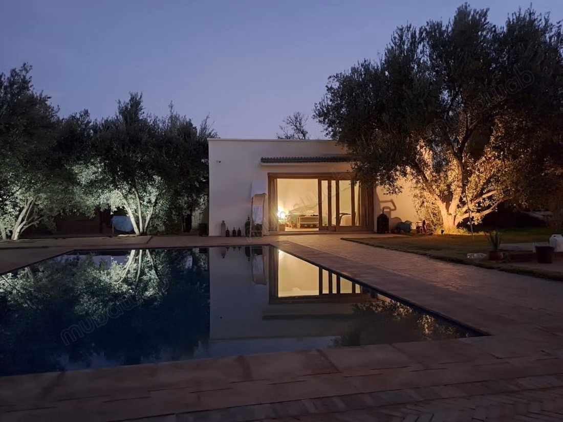 Maison de luxe à louer à Route de Fez.
Surface totale 2400 m².
Meublé
