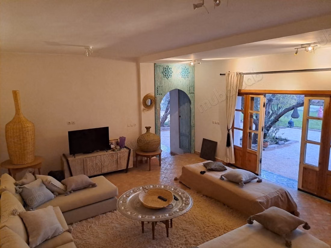 Maison de luxe à louer à Route de Fez.
Surface totale 2400 m².
Meublé