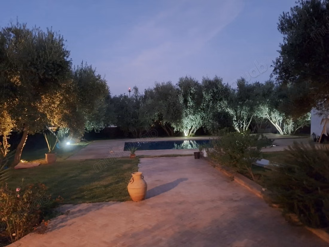 Maison de luxe à louer à Route de Fez.
Surface totale 2400 m².
Meublé
