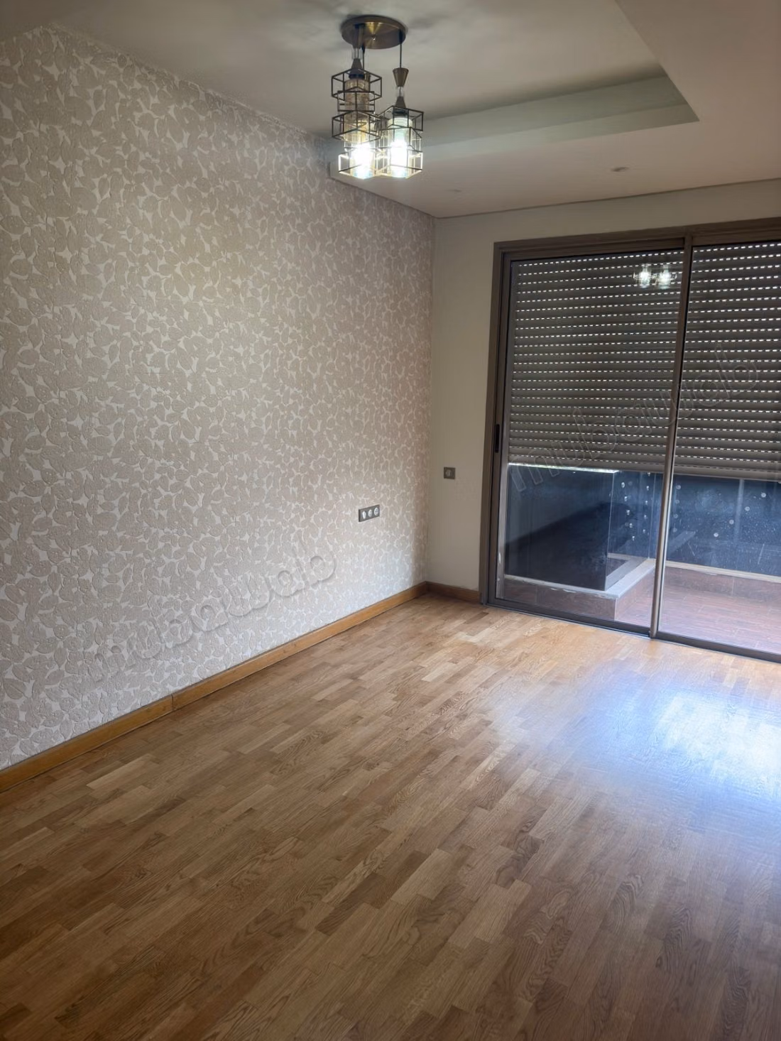 Apartment for sale in Triangle d'Or. 4 comfortable rooms. Fireplace and concierge.