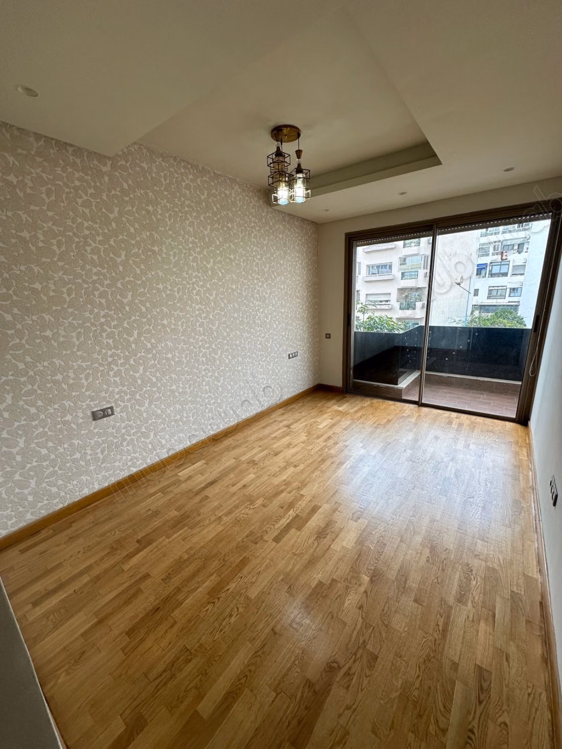 Apartment for sale in Triangle d'Or. 4 comfortable rooms. Fireplace and concierge.