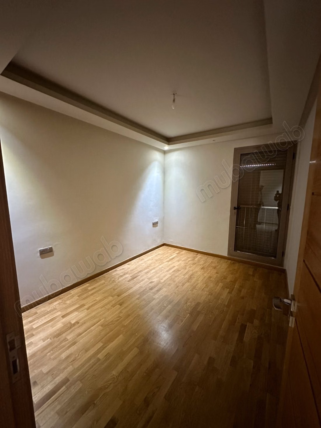 Apartment for sale in Triangle d'Or. 4 comfortable rooms. Fireplace and concierge.