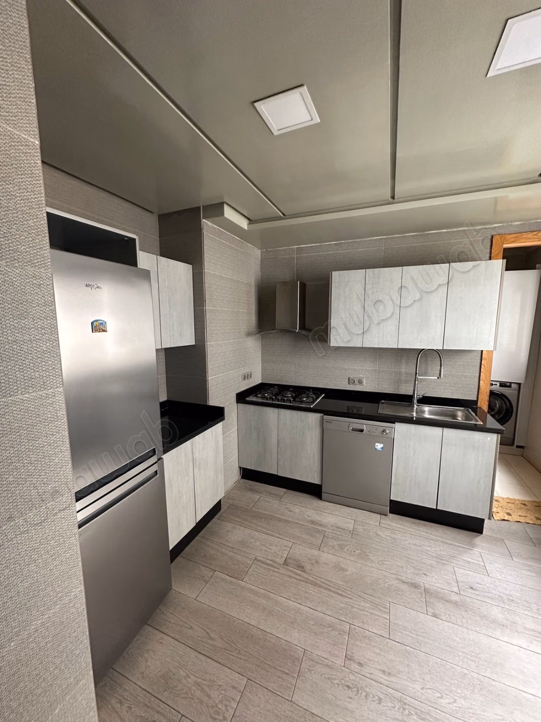 Apartment for sale in Triangle d'Or. 4 comfortable rooms. Fireplace and concierge.