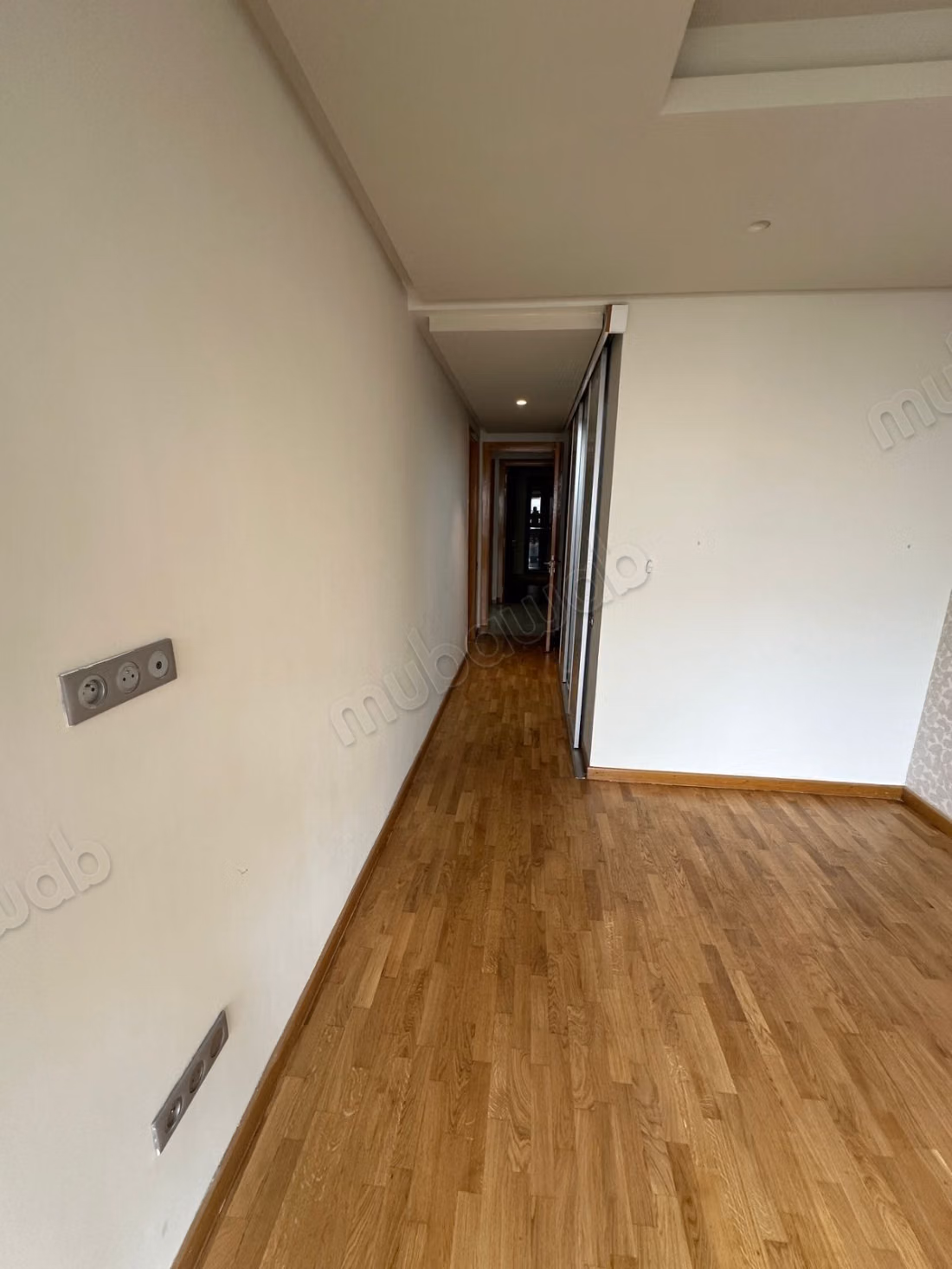 Apartment for sale in Triangle d'Or. 4 comfortable rooms. Fireplace and concierge.
