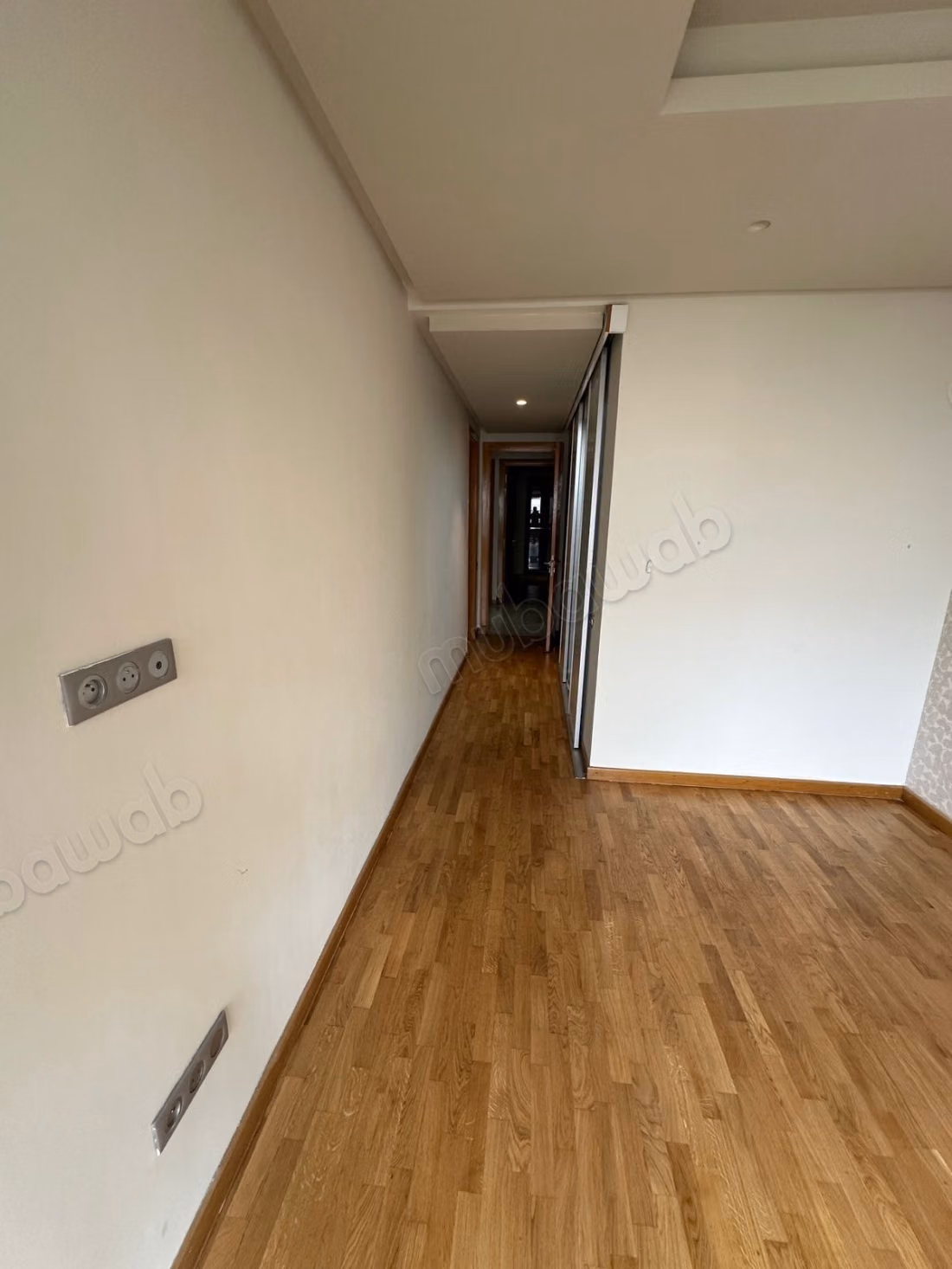 Apartment for sale in Triangle d'Or. 4 comfortable rooms. Fireplace and concierge.