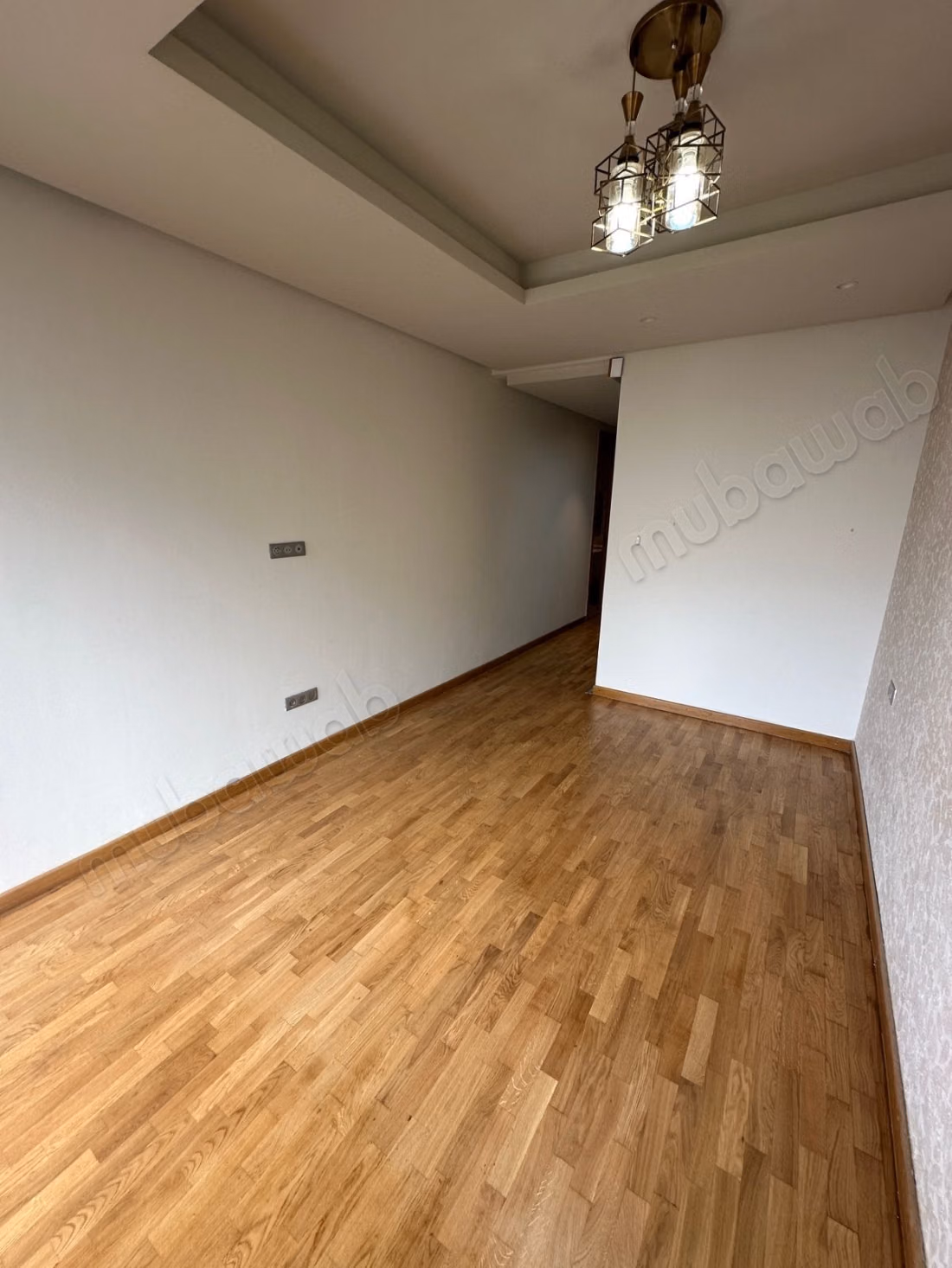 Apartment for sale in Triangle d'Or. 4 comfortable rooms. Fireplace and concierge.