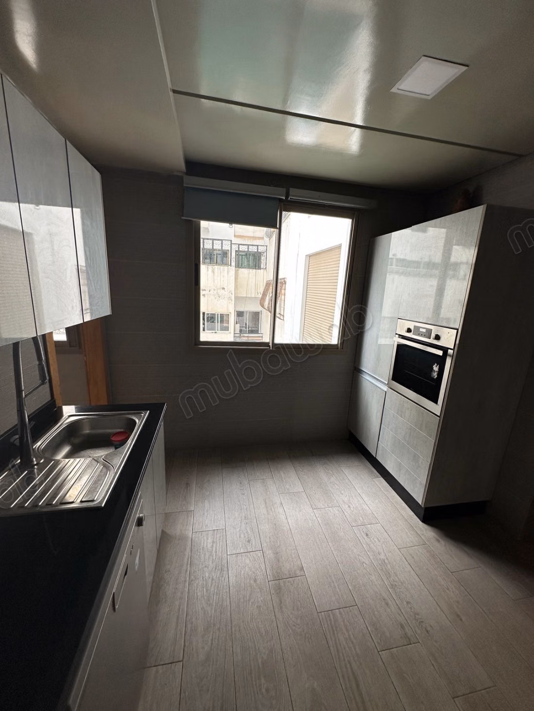Apartment for sale in Triangle d'Or. 4 comfortable rooms. Fireplace and concierge.