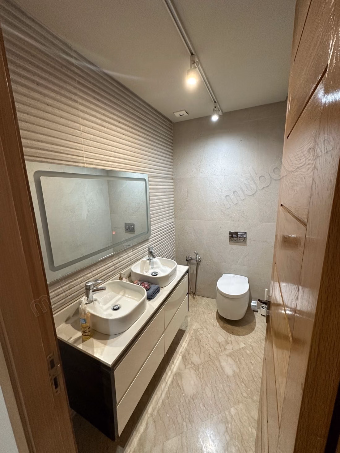 Apartment for sale in Triangle d'Or. 4 comfortable rooms. Fireplace and concierge.